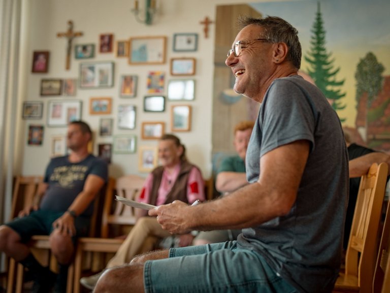 Eine Gruppe von Bewohnenden unterhält sich.