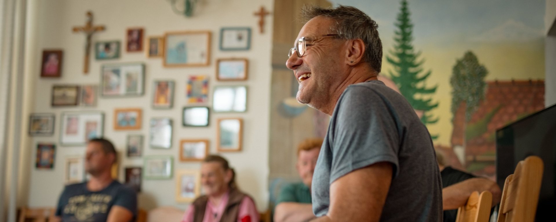 Eine Gruppe von Bewohnenden unterhält sich.